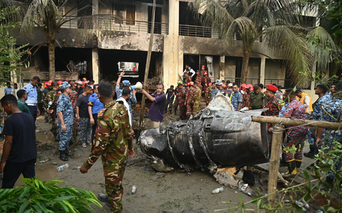 Rettungskräfte am Ort des Absturzes eines Militärjets in Dhaka. - Foto: Habibur Rahman/ZUMA Press Wire/dpa
