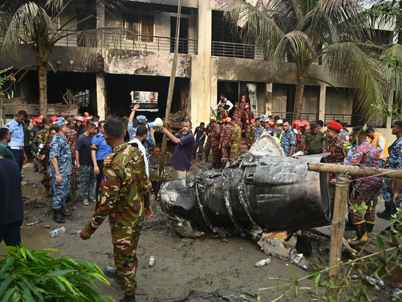 Rettungskräfte am Ort des Absturzes eines Militärjets in Dhaka. - Foto: Habibur Rahman/ZUMA Press Wire/dpa