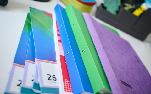 Hefte und Zeichenblöcke sind in diesem Jahr preisstabil. (Symbolbild) - Foto: Annette Riedl/dpa