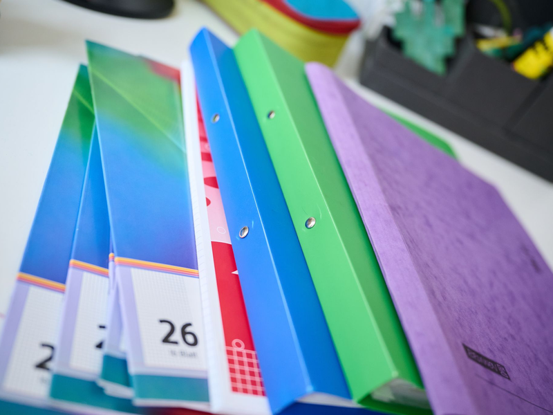 Hefte und Zeichenblöcke sind in diesem Jahr preisstabil. (Symbolbild) - Foto: Annette Riedl/dpa