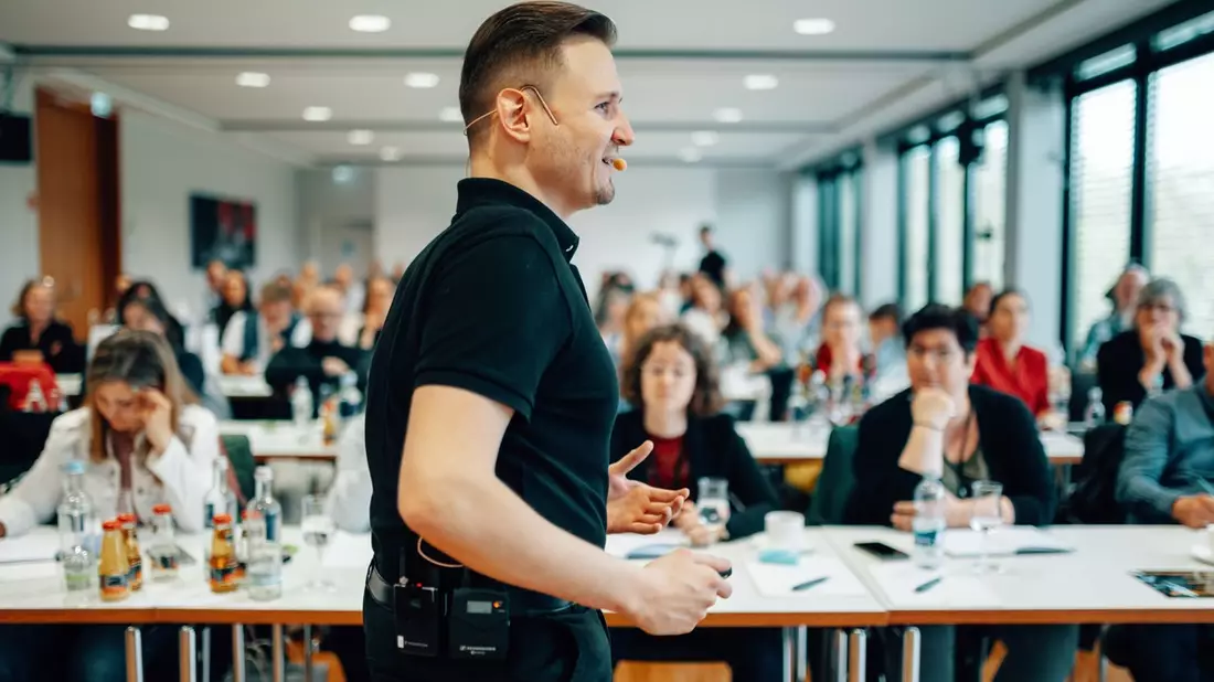 Golden Voice Academy: Aber du hast doch gar keine Sprecherstimme … – Profisprecher Patrick Khatrao verrät, warum das ein Irrtum ist - Bild: presseportal.de