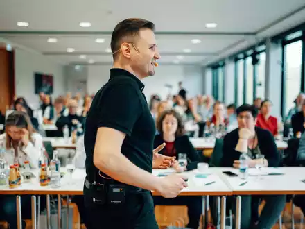 Golden Voice Academy: Aber du hast doch gar keine Sprecherstimme … – Profisprecher Patrick Khatrao verrät, warum das ein Irrtum ist - Foto: presseportal.de