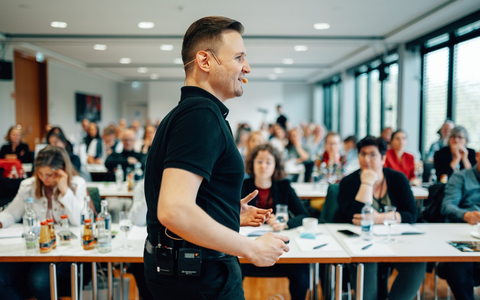 Golden Voice Academy: Aber du hast doch gar keine Sprecherstimme … – Profisprecher Patrick Khatrao verrät, warum das ein Irrtum ist - Foto: presseportal.de