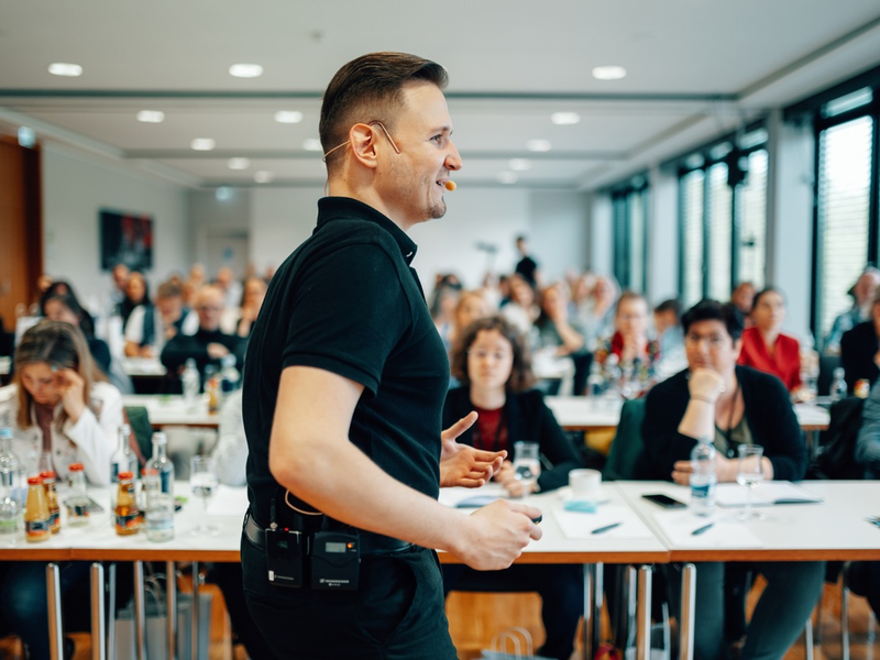 Golden Voice Academy: Aber du hast doch gar keine Sprecherstimme … – Profisprecher Patrick Khatrao verrät, warum das ein Irrtum ist - Foto: presseportal.de