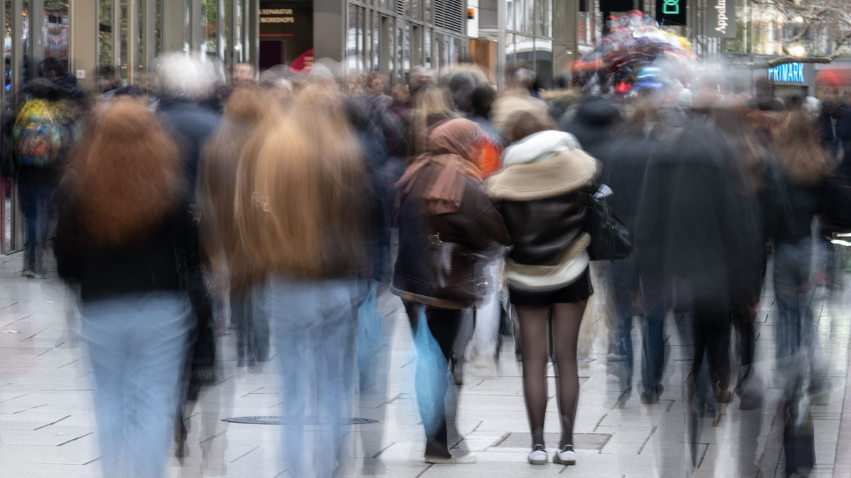 Aus dem Elternhaus zieht der Durchschnittsmensch mit fast 24 Jahren aus. (Symbolbild) - Foto: Boris Roessler/dpa