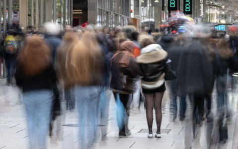 Aus dem Elternhaus zieht der Durchschnittsmensch mit fast 24 Jahren aus. (Symbolbild) - Foto: Boris Roessler/dpa Aus dem Elternhaus zieht der Durchschnittsmensch mit fast 24 Jahren aus. (Symbolbild) - Foto: Boris Roessler/dpa