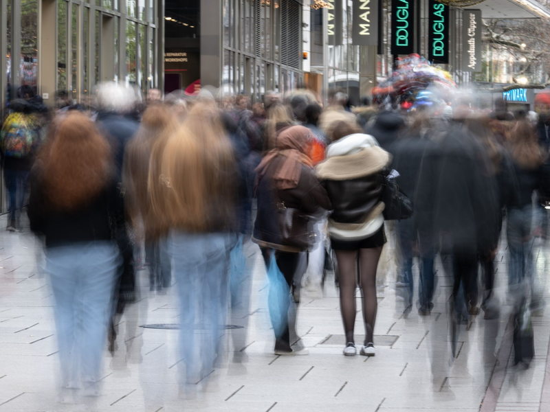 Aus dem Elternhaus zieht der Durchschnittsmensch mit fast 24 Jahren aus. (Symbolbild) - Foto: Boris Roessler/dpa