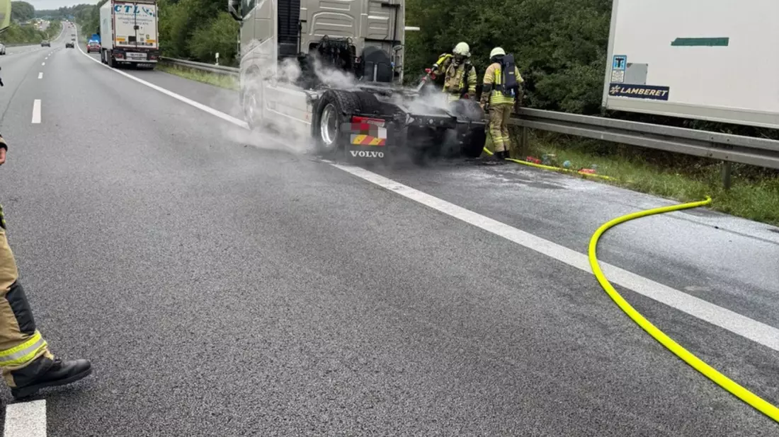 FW Helmstedt: LKW Brand auf der A2 - Bild: presseportal.de