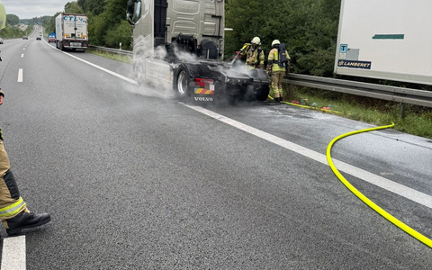 FW Helmstedt: LKW Brand auf der A2 - Foto: presseportal.de