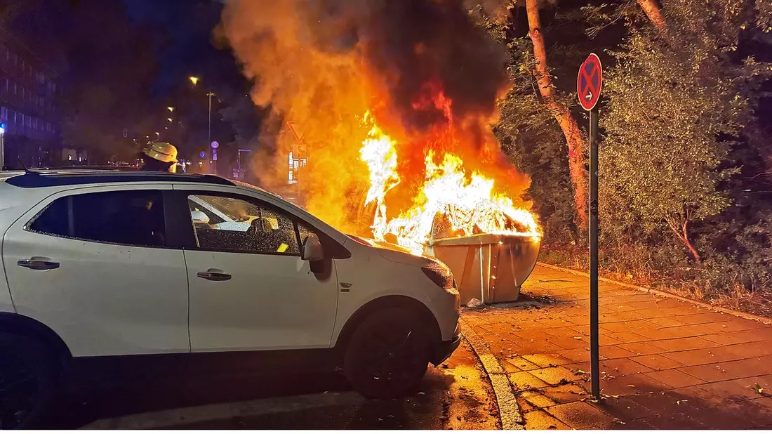 FW-M: Zwei Glascontainer in Vollbrand (Harthof) - Bild: presseportal.de