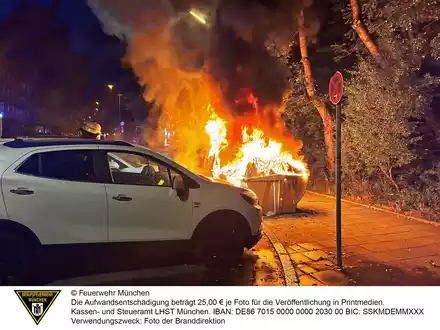 FW-M: Zwei Glascontainer in Vollbrand (Harthof) - Foto: presseportal.de