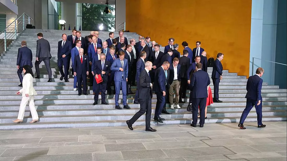 Gruppenfoto zum Investitionsgipfel am 21.07.2025 - Bild: über dts Nachrichtenagentur