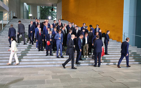 Gruppenfoto zum Investitionsgipfel am 21.07.2025 - Foto: über dts Nachrichtenagentur