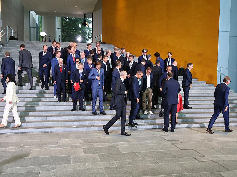 Gruppenfoto zum Investitionsgipfel am 21.07.2025 - Foto: über dts Nachrichtenagentur
