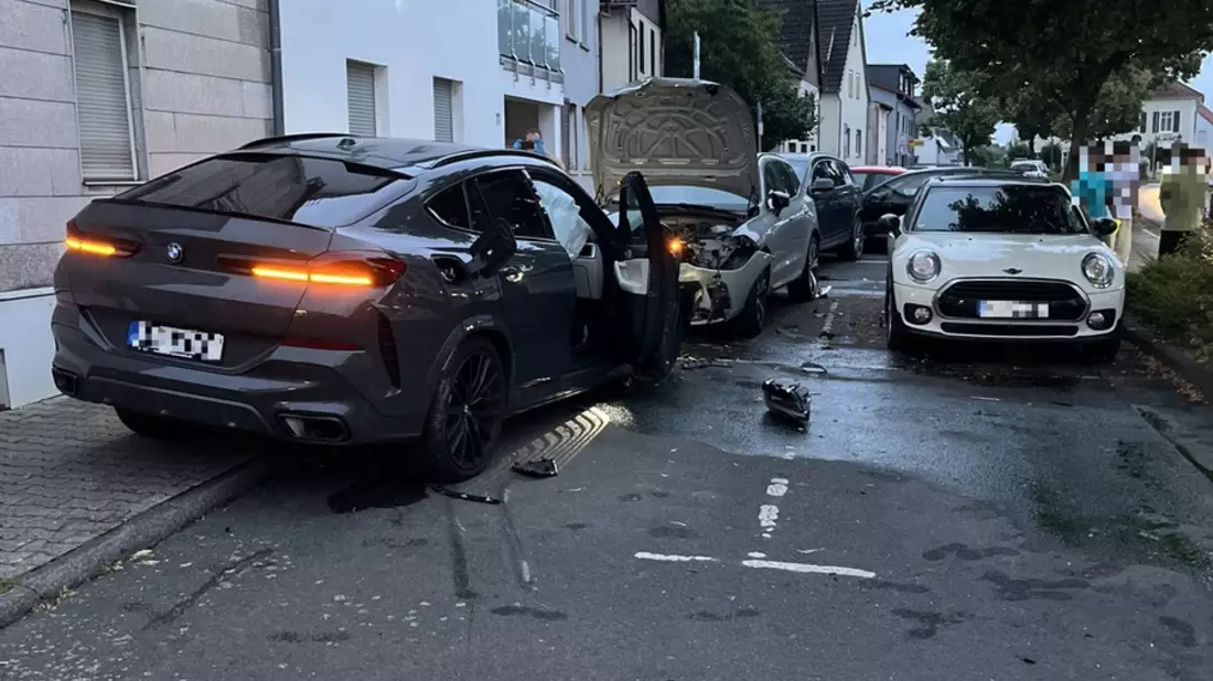POL-OF: Über 230.000 Euro Sachschaden bei Verkehrsunfall: BMW-Fahrer schiebt vier andere Autos zusammen und verletzt sich - Bild: presseportal.de
