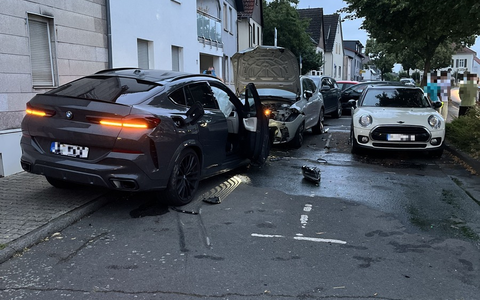 POL-OF: Über 230.000 Euro Sachschaden bei Verkehrsunfall: BMW-Fahrer schiebt vier andere Autos zusammen und verletzt sich - Foto: presseportal.de POL-OF: Über 230.000 Euro Sachschaden bei Verkehrsunfall: BMW-Fahrer schiebt vier andere Autos zusammen und verletzt sich - Foto: presseportal.de