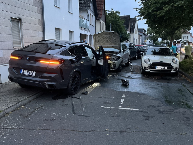 POL-OF: Über 230.000 Euro Sachschaden bei Verkehrsunfall: BMW-Fahrer schiebt vier andere Autos zusammen und verletzt sich - Foto: presseportal.de