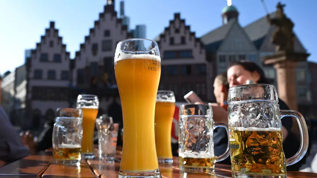 Deutschland ist in Sachen Bierproduktion aus den weltweiten Top-5 gefallen. (Archivbild) - Bild: Arne Dedert/dpa
