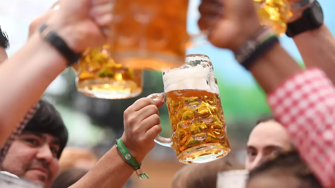 Bier mag in Deutschland einen hohen Stellenwert haben, bei der Produktion hat die Bundesrepublik ihren Platz in den weltweiten Top-5 eingebüßt. (Archivbild) - Bild: Tobias Hase/dpa