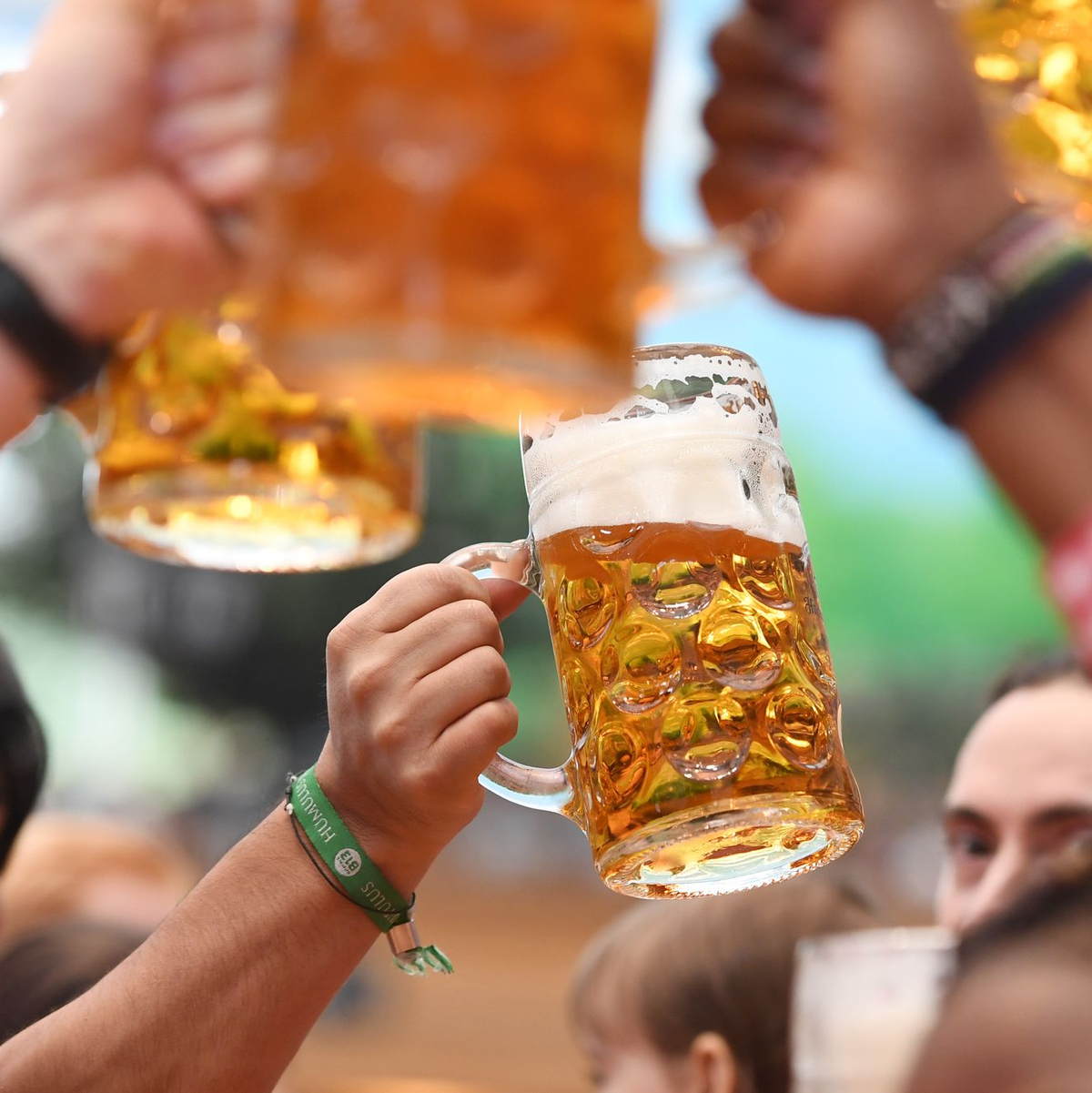 Bier mag in Deutschland einen hohen Stellenwert haben, bei der Produktion hat die Bundesrepublik ihren Platz in den weltweiten Top-5 eingebüßt. (Archivbild) - Foto: Tobias Hase/dpa