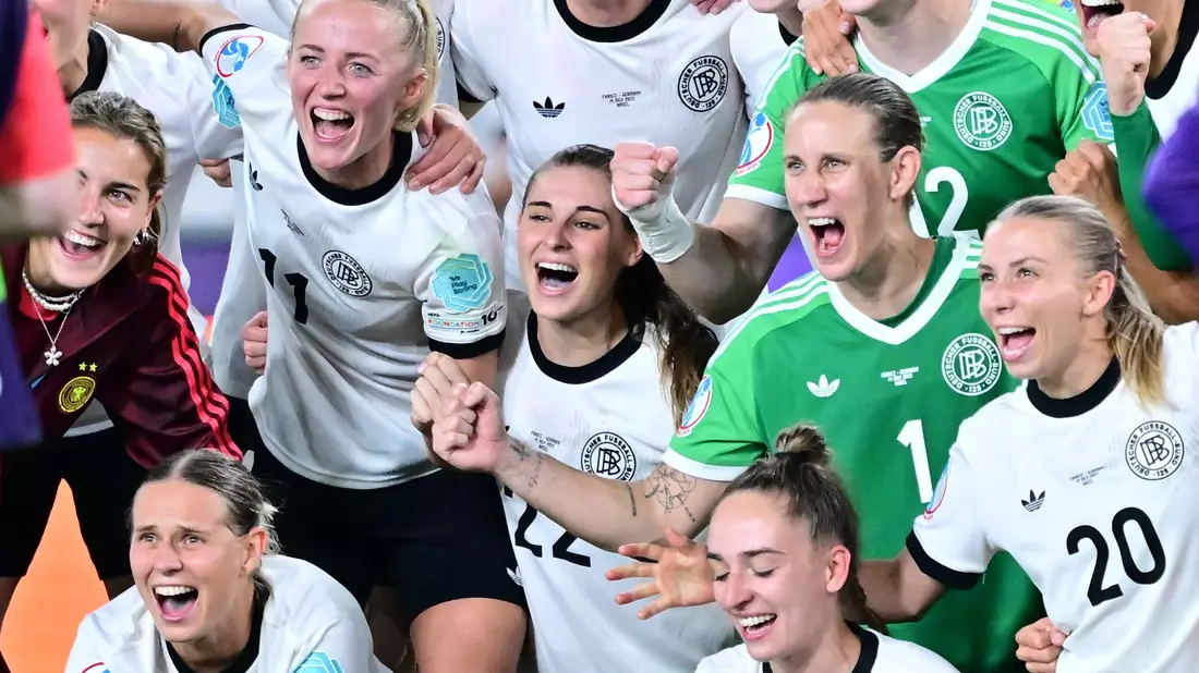 Deutsche Fußballerinnen nach dem Sieg gegen Frankreich - Bild: Sebastian Christoph Gollnow/dpa