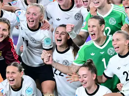 Deutsche Fußballerinnen nach dem Sieg gegen Frankreich - Foto: Sebastian Christoph Gollnow/dpa