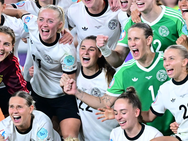Deutsche Fußballerinnen nach dem Sieg gegen Frankreich - Foto: Sebastian Christoph Gollnow/dpa