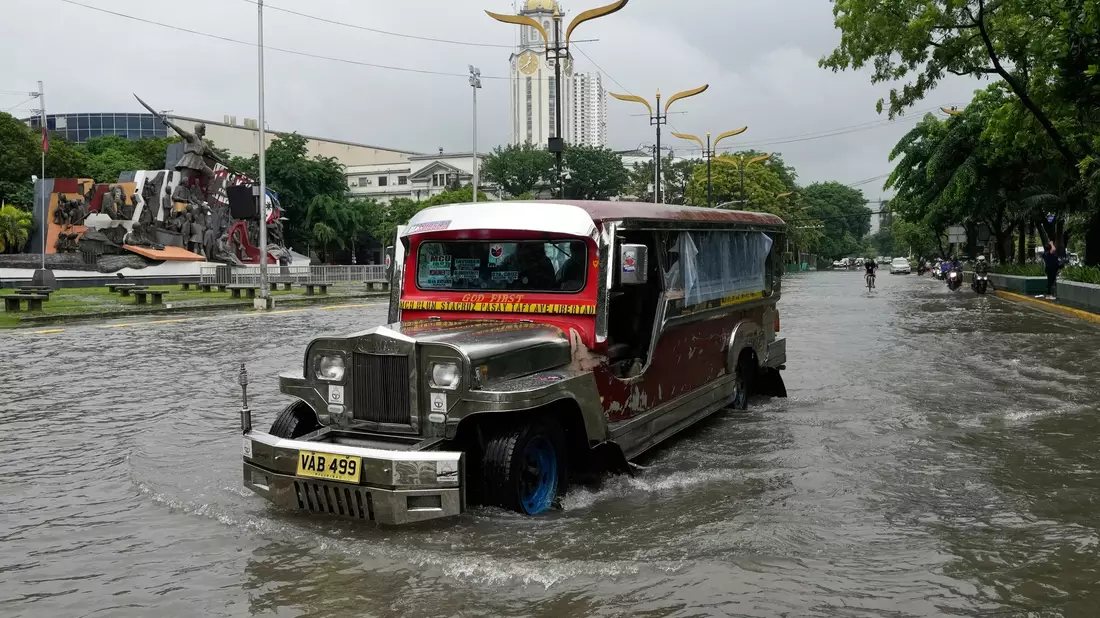 Auch in der Hauptstadt Manila standen viele Straßen unter Wasser. - Bild: Aaron Favila/AP/dpa