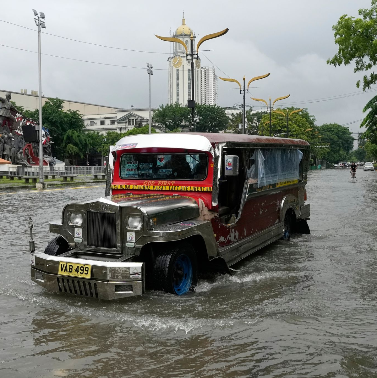 Auch in der Hauptstadt Manila standen viele Straßen unter Wasser. - Foto: Aaron Favila/AP/dpa