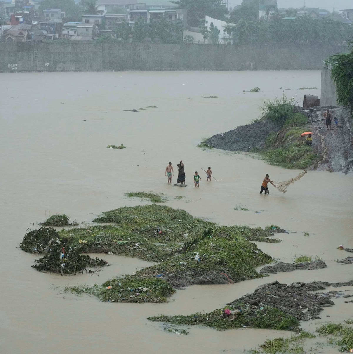 Flüsse sind in der Folge des Sturms massiv angeschwollen.  - Foto: Aaron Favila/AP/dpa