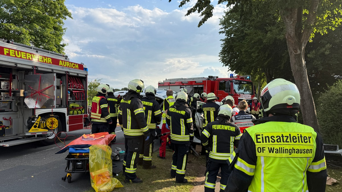 FW-AUR: Fahrerin nach Kollision mit Baum aus PKW geschnitten - Foto: presseportal.de