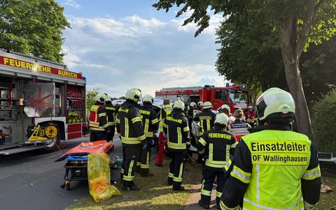 FW-AUR: Fahrerin nach Kollision mit Baum aus PKW geschnitten - Foto: presseportal.de