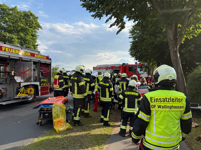 FW-AUR: Fahrerin nach Kollision mit Baum aus PKW geschnitten - Foto: presseportal.de