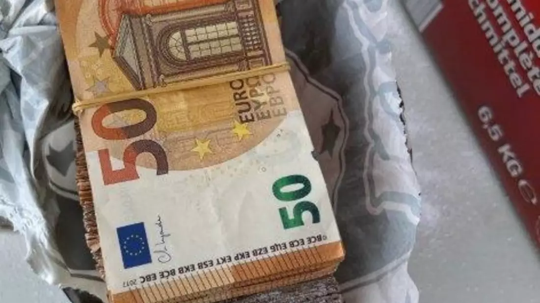 HZA-BI: 50.000 Euro in Waschmittelkarton versteckt/Bielefelder Zoll verhindert Bargeldschmuggel bei Kontrolle auf A2 nahe Hamm - Bild: presseportal.de