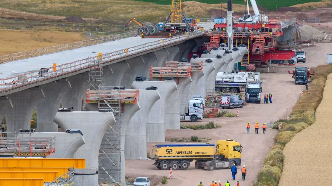  Großprojekte beim Bau sind betroffen, wenn künftig Tariftreue vorgeschrieben wird - hier eine Autobahnbrücke bei Halle/Saale. (Archivbild) - Bild: Klaus-Dietmar Gabbert/dpa
