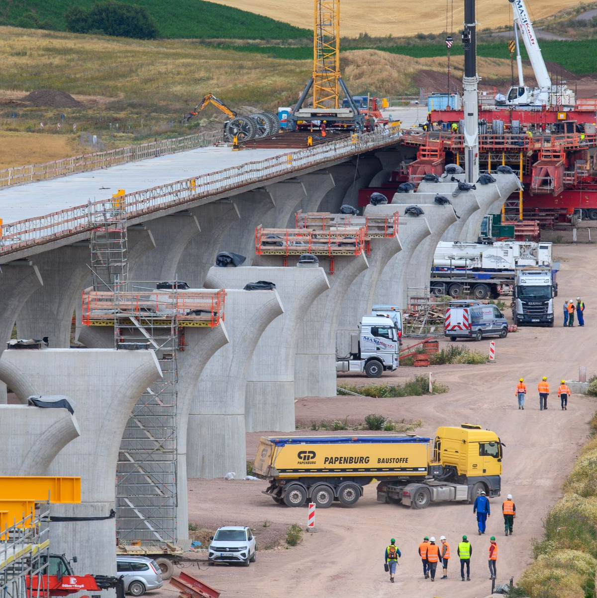  Großprojekte beim Bau sind betroffen, wenn künftig Tariftreue vorgeschrieben wird - hier eine Autobahnbrücke bei Halle/Saale. (Archivbild) - Foto: Klaus-Dietmar Gabbert/dpa