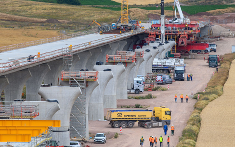  Großprojekte beim Bau sind betroffen, wenn künftig Tariftreue vorgeschrieben wird - hier eine Autobahnbrücke bei Halle/Saale. (Archivbild) - Foto: Klaus-Dietmar Gabbert/dpa