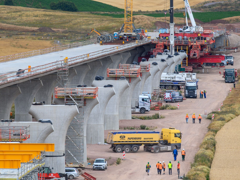  Großprojekte beim Bau sind betroffen, wenn künftig Tariftreue vorgeschrieben wird - hier eine Autobahnbrücke bei Halle/Saale. (Archivbild) - Foto: Klaus-Dietmar Gabbert/dpa