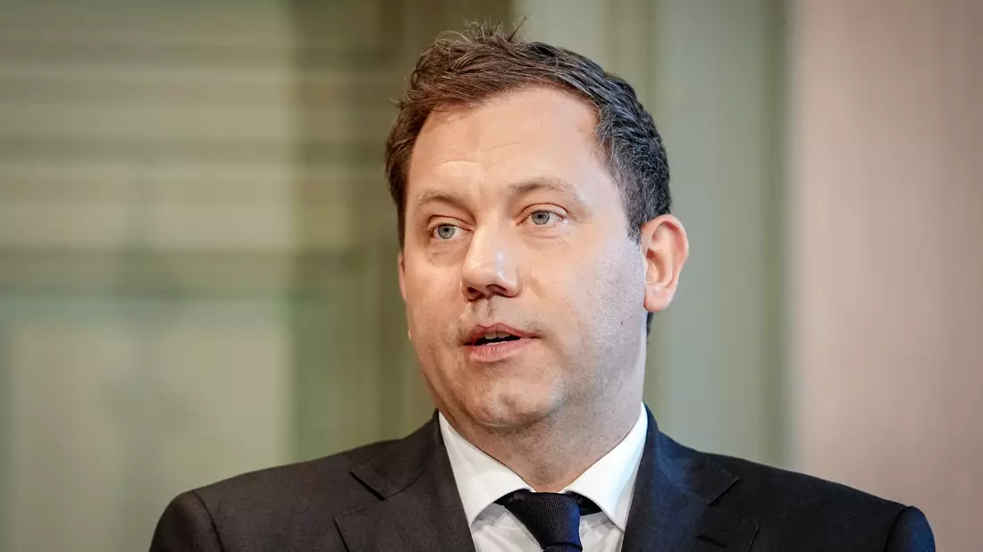 Finanzminister Lars Klingbeil (SPD) will Hemmnisse für private Investitionen abbauen. (Archivbild) - Bild: Kay Nietfeld/dpa