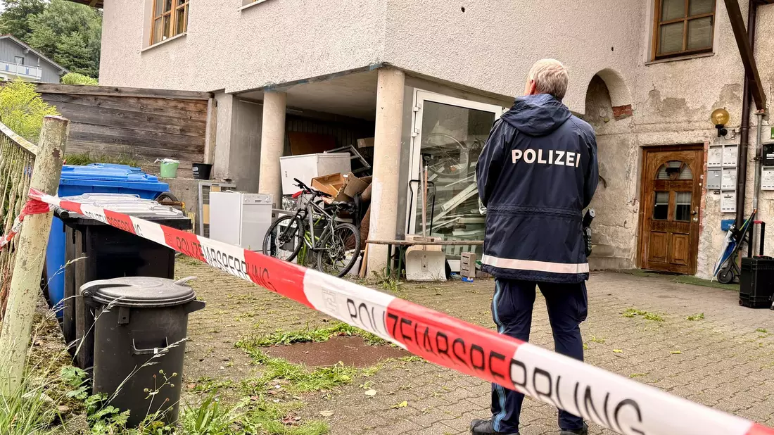 Das optisch heruntergekommene Haus ist in der Nachbarschaft als «Problemhaus» bekannt.  - Bild: Christine Vincon/dpa
