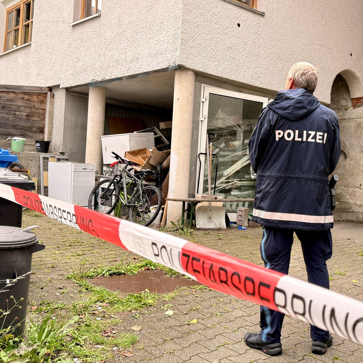 Das optisch heruntergekommene Haus ist in der Nachbarschaft als «Problemhaus» bekannt.  - Foto: Christine Vincon/dpa