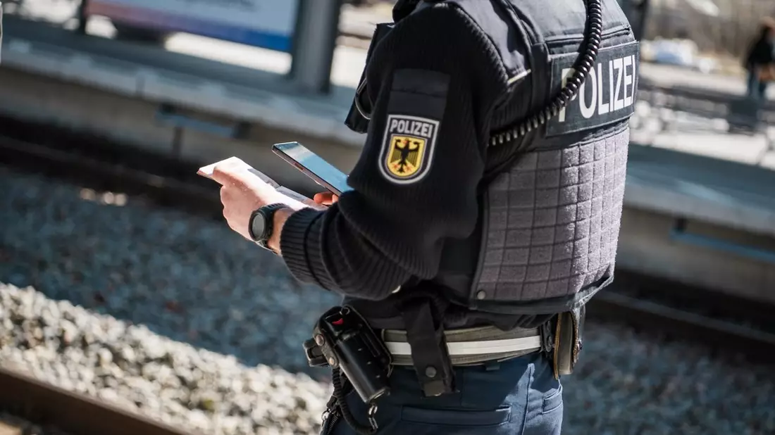 Bundespolizeidirektion München: Sechs Vollstreckungshaftbefehle, ein Unterbringungsbefehl/ Bundespolizei landet sieben Fahndungstreffer - Bild: presseportal.de