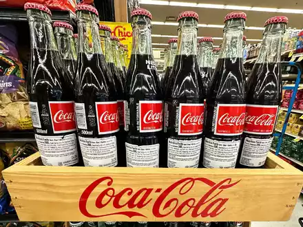 Coca Cola wird Maissirup nicht ersetzen, sondern eine neue Produktreihe mit Rohrzucker einführen. (Archivbild) - Foto: Nam Y. Huh/AP/dpa