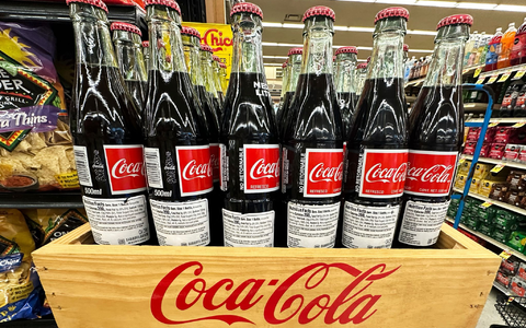 Coca Cola wird Maissirup nicht ersetzen, sondern eine neue Produktreihe mit Rohrzucker einführen. (Archivbild) - Foto: Nam Y. Huh/AP/dpa