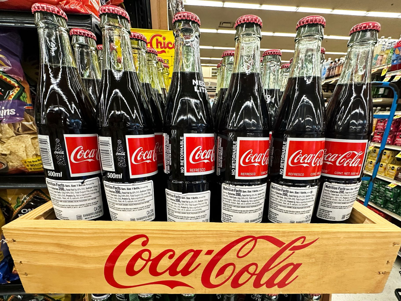 Coca Cola wird Maissirup nicht ersetzen, sondern eine neue Produktreihe mit Rohrzucker einführen. (Archivbild) - Foto: Nam Y. Huh/AP/dpa