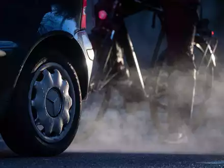 Bremser für den Klimaschutz: Verkehr und Gebäude gelten seit Jahren als Problemsektoren. (Archivbild) - Foto: Marijan Murat/dpa