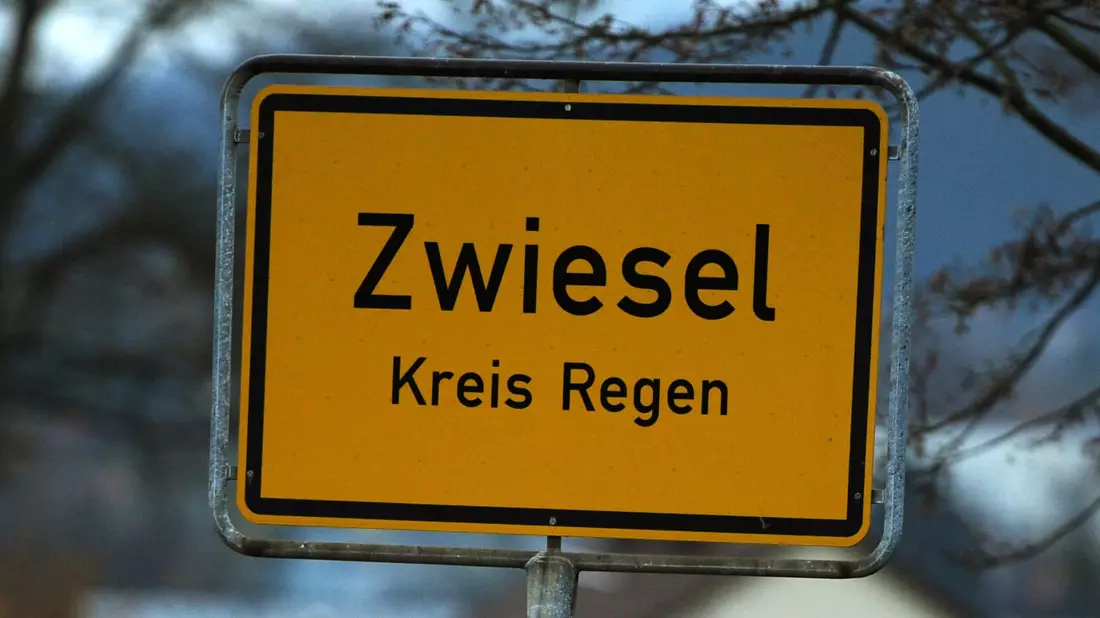 Zwiesel ist eine Kleinstadt mit rund 9.000 Einwohnern unweit der Grenze zu Tschechien. (Archivbild) - Bild: picture alliance / dpa