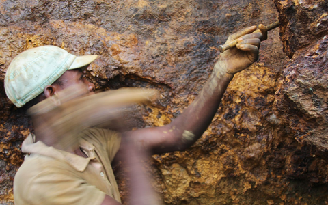 Ein Arbeiter in einer Mine im Ostkongo. (Archivbild) - Foto: Jürgen Bätz/dpa