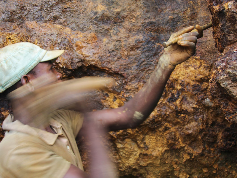 Ein Arbeiter in einer Mine im Ostkongo. (Archivbild) - Foto: Jürgen Bätz/dpa