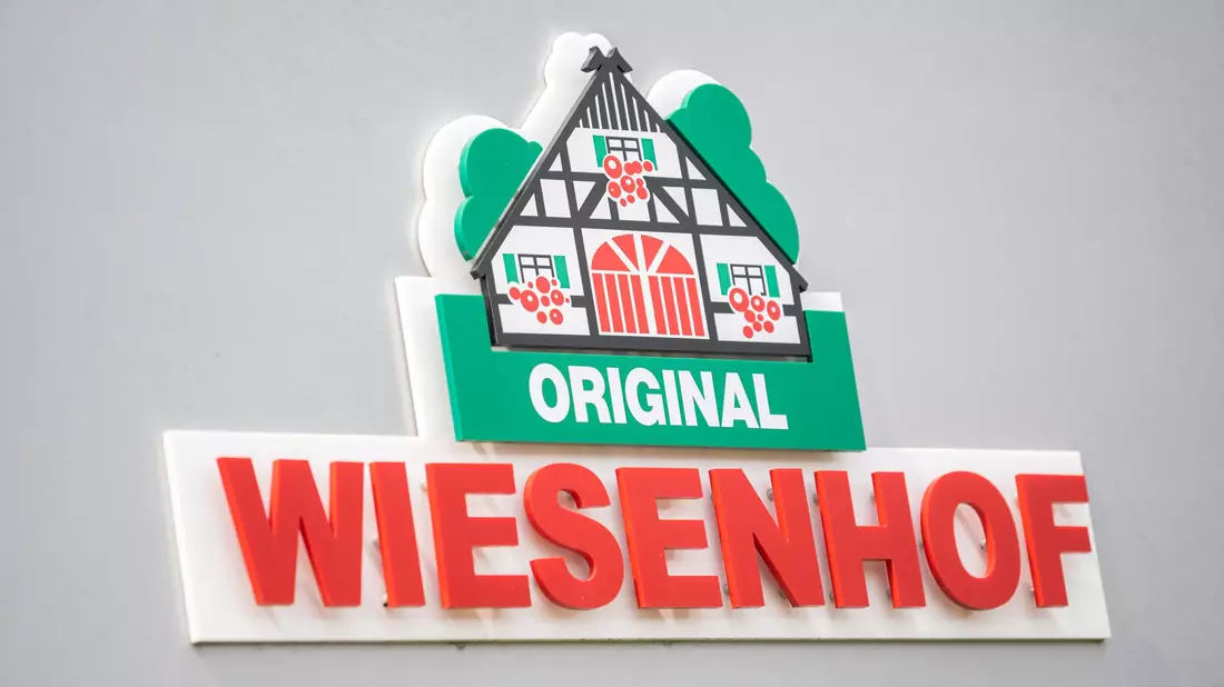 Vegetarische Würste von Wiesenhof sind wegen einer Verunreinigung zurückgerufen worden. (Archivbild) - Bild: Mohssen Assanimoghaddam/dpa